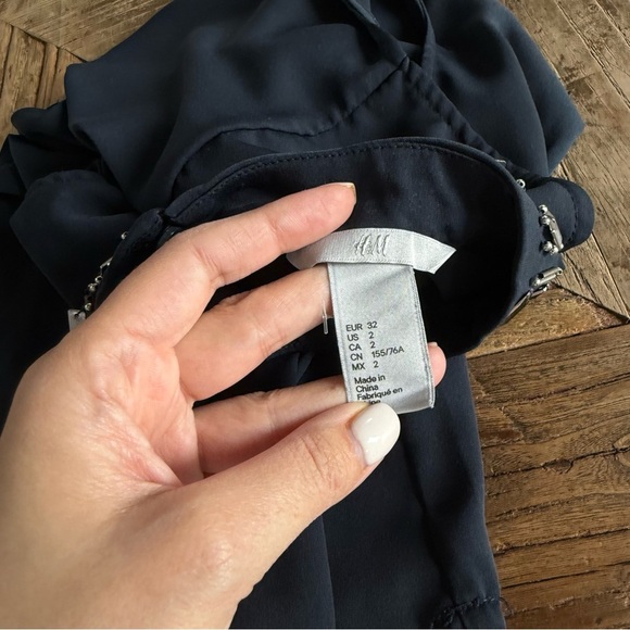 H&M Chic Navy Blue Sleeveless Women's Blouse with Embellished Neckline US 2 - Picture 5 of 6